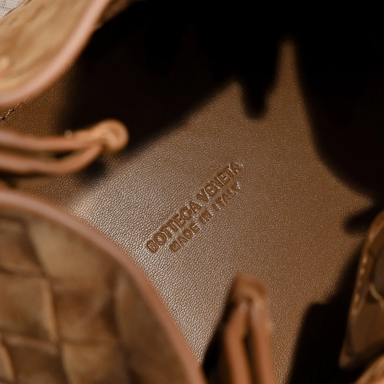 Batch 1760 BV's new intrecciato suede woven leather shoulder bag. It comes with a detachable cross-body strap. It comes with a mini bag inside. The appearance retains the unique design of BV woven. The parachute bag is a bag that makes people excited before seeing the actual thing. The small gold knot embellishment is full of simple and high-end sense to meet your needs in different occasions. Model: 6569 Size: 21X17X16.5cm